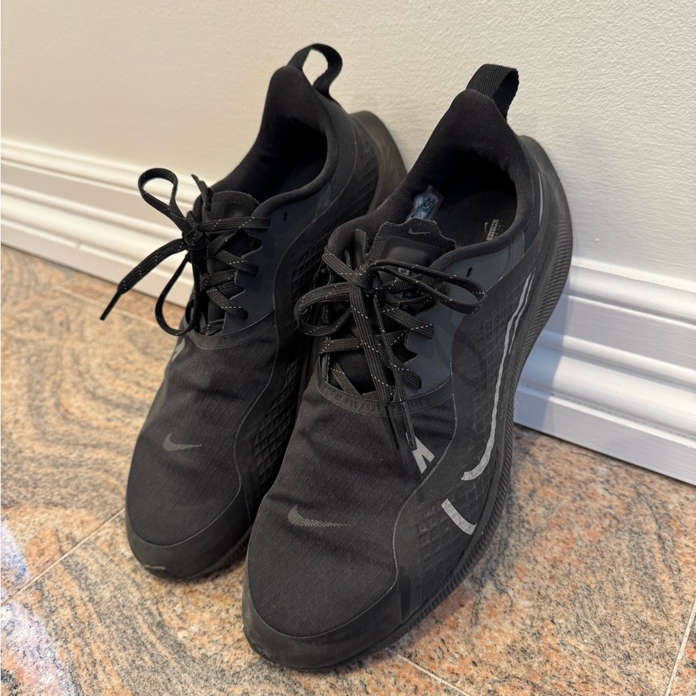 Nike Air Pegasus 37 Shield. men's size 9.5 all black.